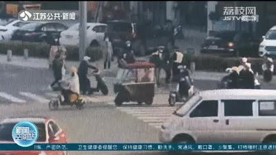 趁同行男子不注意 她迅速将一张纸条塞进路边民警手中 