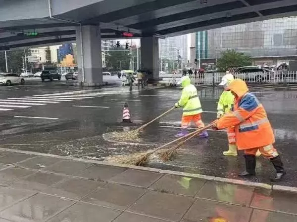 环卫工人为啥总在雨天洗扫马路 答案是……