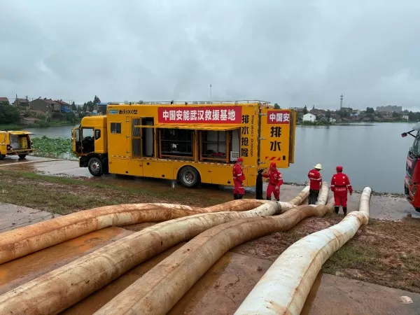 排水车、排水机器人已上阵 武汉应急部门出动大型设备抽水排险