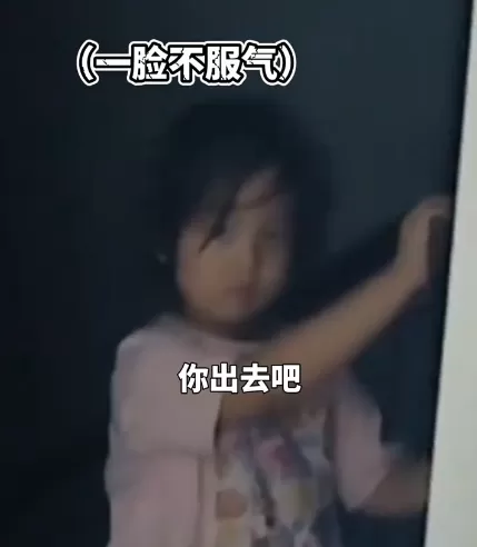 小姑娘要离家出走 妈妈给台阶立马就下：不走了